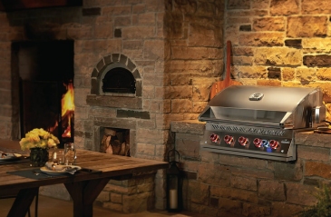 grills-home-slider-built-in-700-series-lifestyle